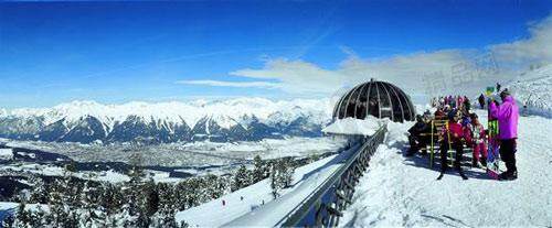 建在半山腰的木蘭纜車站可直達雪朗峰頂，讓游客近窺天堂